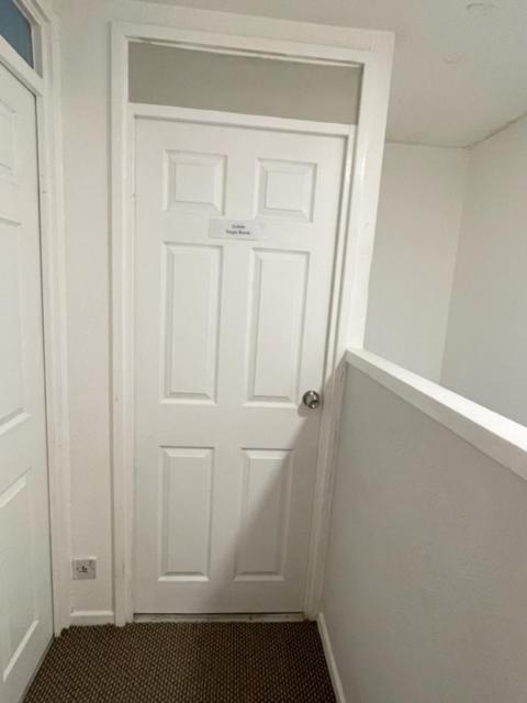 Privatunterkunft Single In 3 Bedroom House *