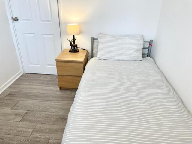 Single In 3 Bedroom House Privatunterkunft *